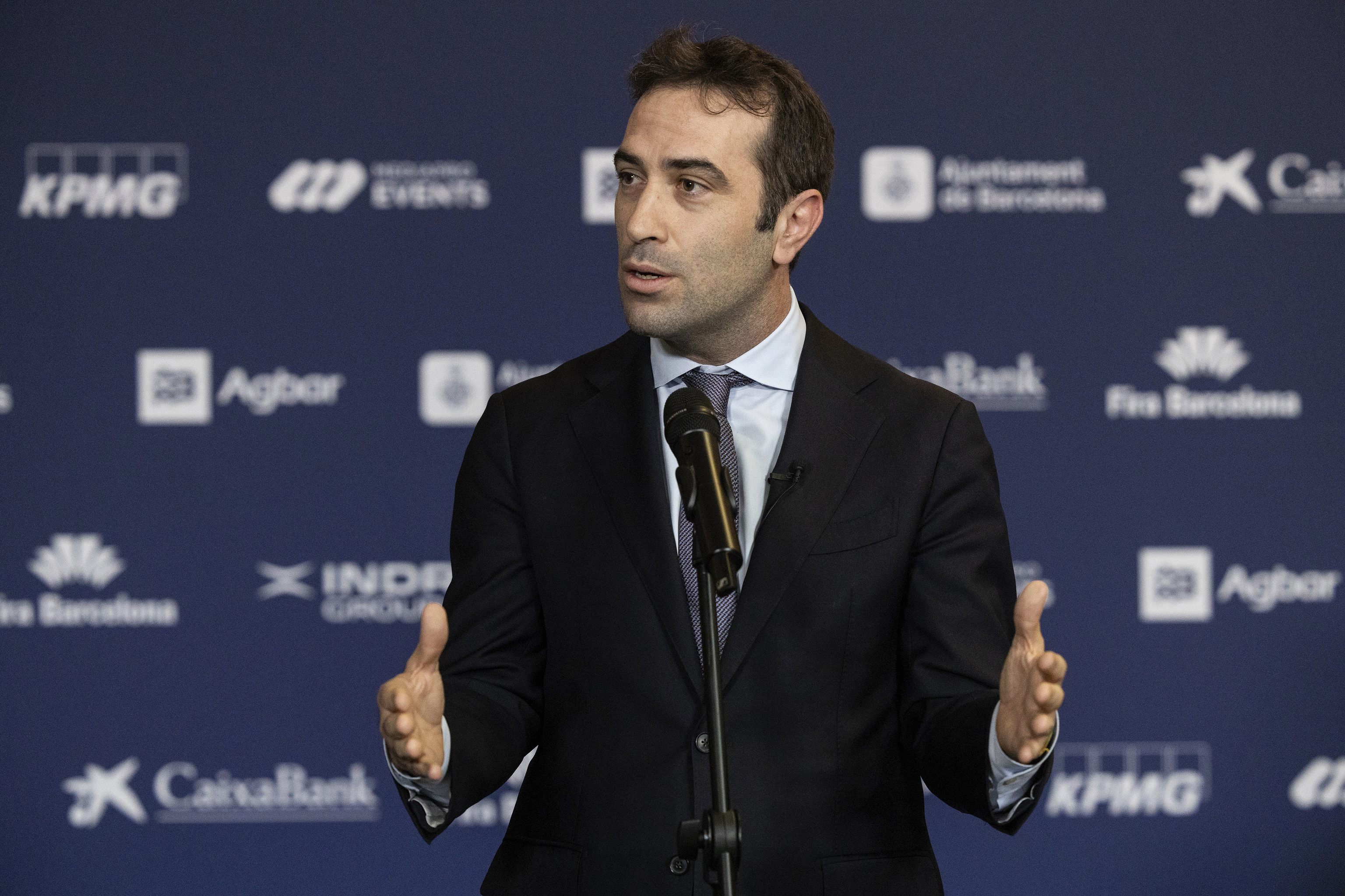 Carlos Cuerpo atiende a la prensa antes de su intervencin en en el Crculo de Economa